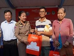 Khám bệnh, tặng quà cho người nghèo trước Tết Choul Chnam Thmey tại tỉnh Kampong Chhnang